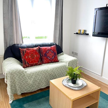 Crescent Apartment - Modern 1 Bedroom First Floor Goodmayes 外观 照片